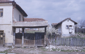 Dilapidated entryway in Aranđjelovac