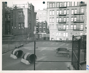 Play area between Poplar and Chambers Street