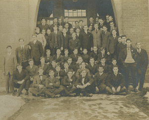 Class of 1911 posing in the archway of Wilder Hall
