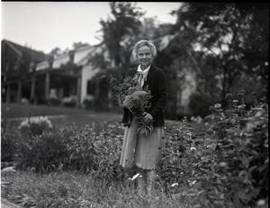 Dorothy Canfield Fisher: Fisher in her garden with flowers