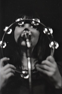 Linda Ronstadt at Paul's Mall: Ronstadt singing, framed by a tambourine