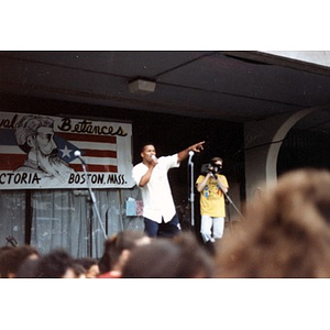 Performer pointing in to the audience at Festival Betances.