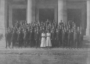 Class of 1916 in front of Stockbridge Hall