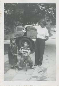Bernice Kahn with her children Paul and Sharon