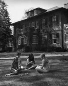 Vassar exchange students outside Doughty House, 1969