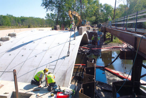 Installing the Pelham Island Bridge arches