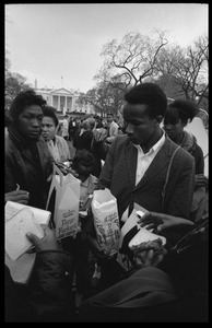 Strikers sharing sandwiches and chicken, the White House in the background