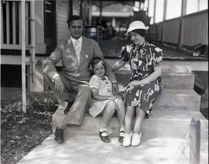 Cornelius Greenway, autograph collector: Greenway with wife Julia and daughter Vera