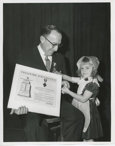 David Wishner receiving award at Thanksgiving celebration