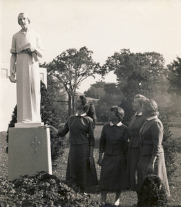 Fontbonne students with statue