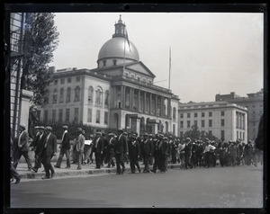 Protesters supporting Sacco and Vanzetti marching in front of the Massachusetts State House