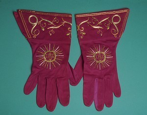 Pontifical gloves