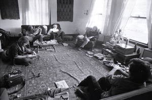 Rennie Davis (front), Stuart Werbin (r), and three other journalists in Werbin's home