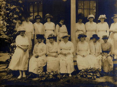 Antiquarian ladies on the Hedge House porch (1920)
