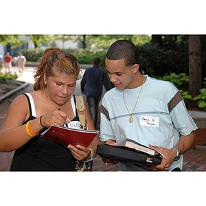 Nadia Alvarez and Odalis David Polanco work together during the Torch Scholars Scavenger Hunt