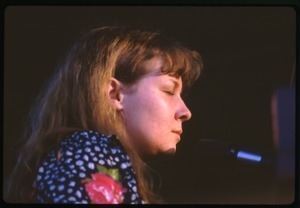 Sandy Denny performing on piano, singing, at the Lincoln Folk Festival