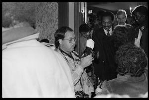 Jesse Jackson entering the room through the awaiting press