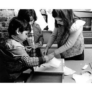 Children working together in an after-school visual arts program run by Inquilinos Boricuas en Acción's Areyto Program.