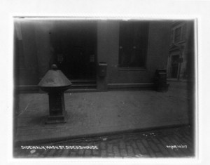 Sidewalk of Washington St. side of Old State House, Boston, Mass., March 10, 1907