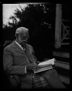 Henry Monroe Rogers reading 'Memories of Ninety Years' at the Turks' Head Inn