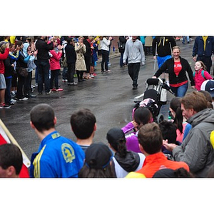 Crowd cheers family at One Run