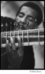 Richie Havens playing the sitar: close-up