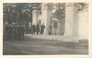 Unlocking of the gate during the Pratt Field opening ceremony (1910)