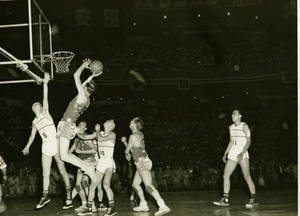 The New York Celtics in action during the 1952 World Tour