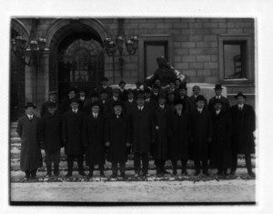 Group portrait, engineers and inspectors, in front of the Dartmouth Street entrance of the Boston Public Public Library, Boston, Mass.