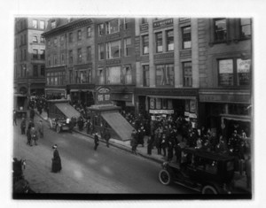 Crowd around coops on Tremont St., with a car in the foreground, Boston, Mass., November 22, 1913