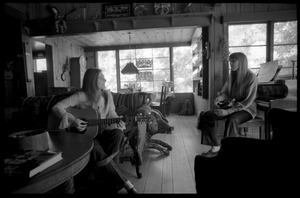 Judy Collins with guitar and Joni Mitchell, in Mitchell's house in Laurel Canyon