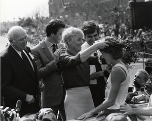 Catherine Flynn placing laurel wreath on 1985 Boston Marathon winner Lisa Larsen Weidenbach