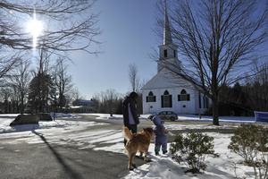 Mother, child, and golden retriever in the show in front of the New Salem Public Library, with 1794 Meeting House (First Congregational Church) in background