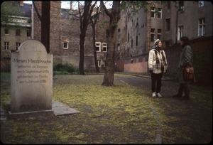 Sandi Sommer speaking with unidentified person at gravestone of Moses Mendelssohn