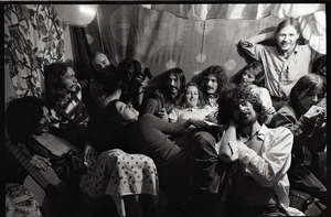 Holy Modal Rounders at home: from left, Robin Remaily, Richard North, Ted Deane, Peter Stampfel, Richard Tyler, Steve Weber (in front), Dave Reisch, four unidentified women, and a black dog