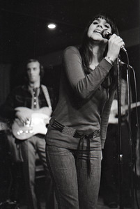 Linda Ronstadt at Paul's Mall: Ronstadt performing with Gib Guilbeau on guitar