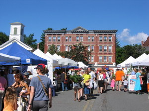 Crowd and stands at Amherst Farmers' Market
