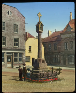 Stow-on-the-wold, Gloucestershire (town square with children looking up at religious monument)