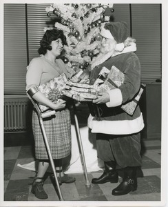Santa Claus giving gifts to international patient Linda Scalla