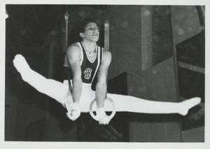 Mike Viola performing on the Rings