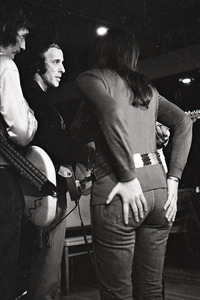 Linda Ronstadt at Paul's Mall: Ronstadt performing with Thad Maxwell (l) and Gib Guilbeau