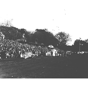 Floats and spectators at the Homecoming Parade on Kent Field