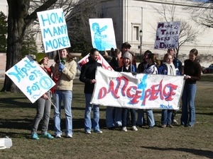 Protesters on the National Mall, marching against the War in Iraq, with sign 'Dance 4 peace'